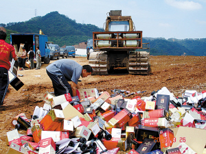 集中销毁假酒_新闻中心_新浪网
